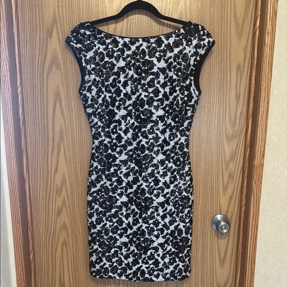 Guess Black and White Sleeveless Sheath Mini Dress